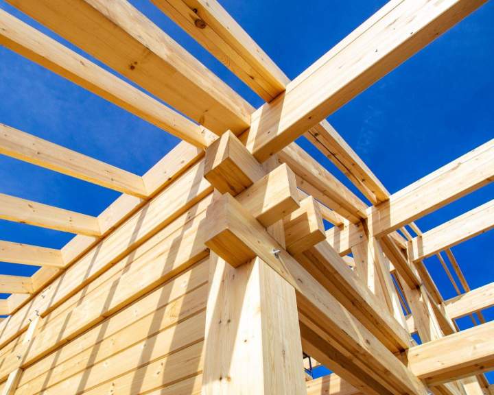 Conception et réalisation de charpentes traditionnelles et modernes.