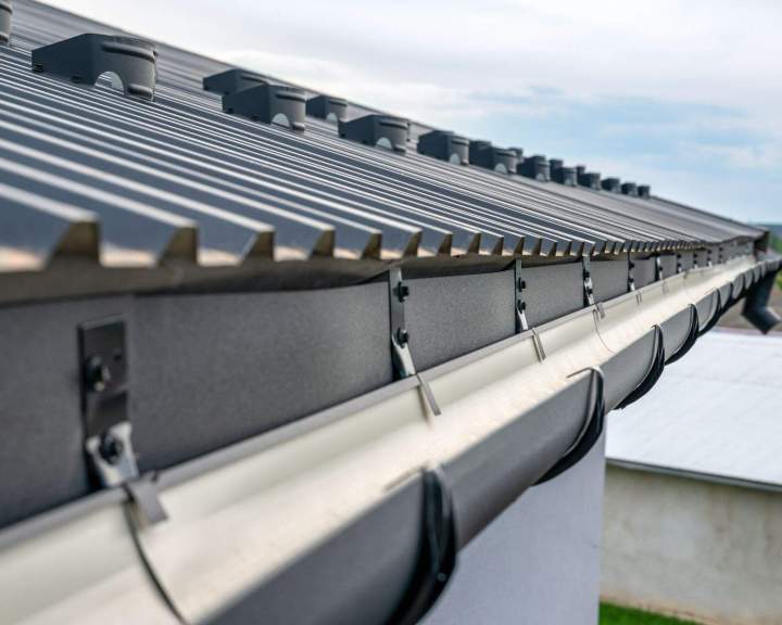 Pose et réparation de zinguerie pour une étanchéité parfaite.