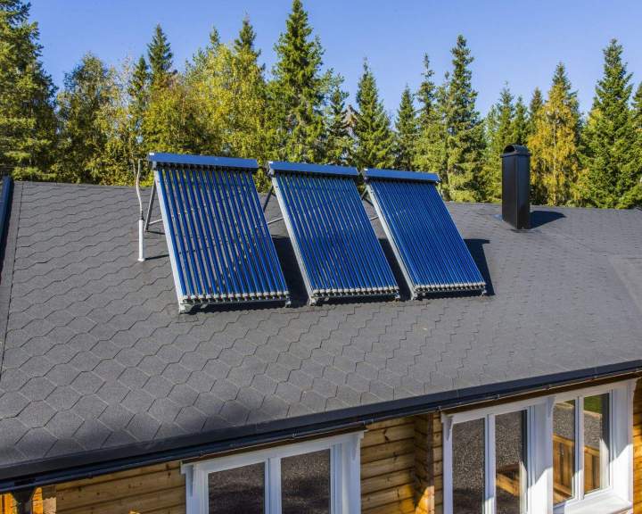 Installation de panneaux photovoltaïques pour une énergie verte.