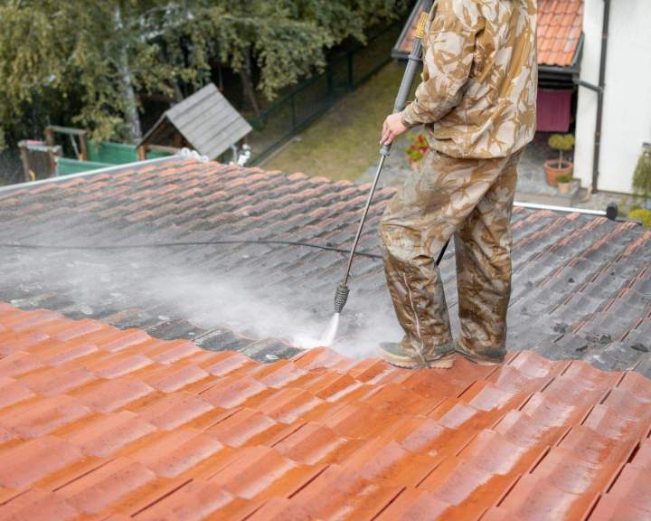 Démoussage et traitement de toitures pour une protection durable.